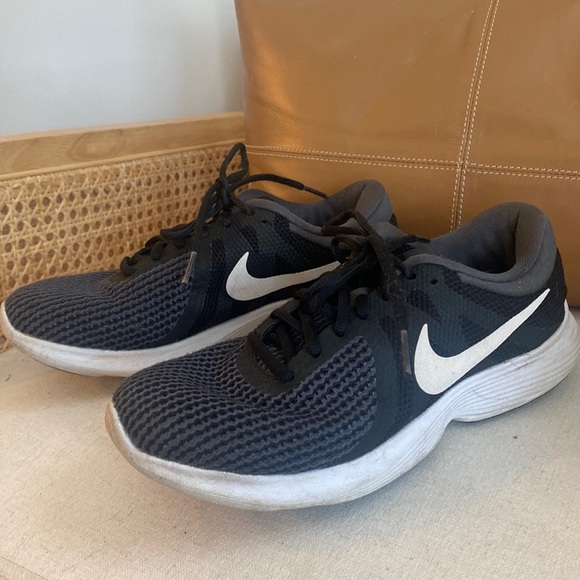Nike Shoes - NIKE sneaker